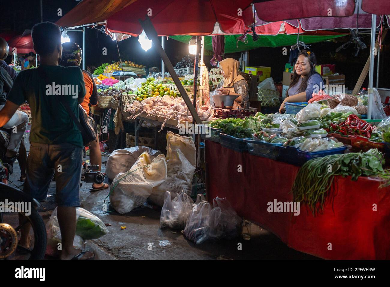 Denpasar, Bali, Indonesia - 17 marzo 2023: Venditori al Pasar Kumbasari, mercato tradizionale a Denpasar, Bali, Indonesia. Foto Stock