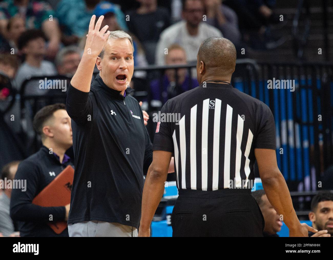 Sacramento, California, Stati Uniti. 18th Mar, 2023. Chris Collins, allenatore capo della Northwestern Wildcats, parla con il funzionario durante una partita nel torneo NCAA al Golden 1 Center di Sacramento, sabato 18 marzo 2023. Le tigri di Princeton hanno battuto le tigri del Missouri 78-63. (Credit Image: © Paul Kitagaki Jr./ZUMA Press Wire) SOLO PER USO EDITORIALE! Non per USO commerciale! Foto Stock