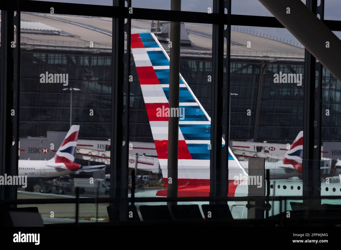 Londra, Inghilterra, Regno Unito. 12th giugno, 2022. Con livrea rossa bianca e blu, aerei American Airlines e British Airways a terra presso l'aeroporto di Heathrow. Londra Heathrow, è il principale aeroporto internazionale che serve Londra, Inghilterra. È il più grande dei sei aeroporti internazionali del sistema aeroportuale di Londra. L'aeroporto è di proprietà e gestito dalla Heathrow Airport Holdings. (Credit Image: © Ruaridh Stewart/ZUMA Press Wire) SOLO PER USO EDITORIALE! Non per USO commerciale! Foto Stock