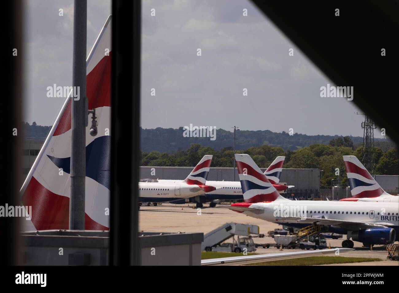12 giugno 2022, Londra, Inghilterra, Regno Unito: Con livrea rossa bianca e blu, aereo britannico a terra all'aeroporto di Heathrow. British Airways è la compagnia aerea di bandiera del Regno Unito. Ha sede a Londra, in Inghilterra, vicino al suo hub principale presso l'aeroporto di Heathrow. Londra Heathrow, è il principale aeroporto internazionale che serve Londra, Inghilterra. È il più grande dei sei aeroporti internazionali del sistema aeroportuale di Londra. L'aeroporto è di proprietà e gestito dalla Heathrow Airport Holdings. (Credit Image: © Ruaridh Stewart/ZUMA Press Wire) SOLO PER USO EDITORIALE! Non per USO commerciale! Foto Stock