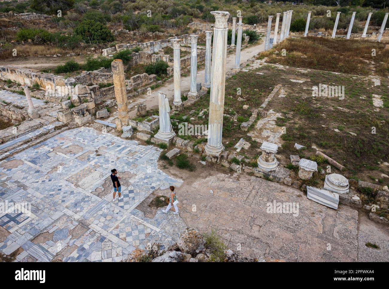 7 giugno 2022, Famagosta, Cipro: Colonne della palestra a Salamis con diverse terme romane nelle vicinanze. Salamis era un'antica città-stato greca sulla costa orientale di Cipro, alla foce del fiume Pedieos, vicino alla moderna Famagosta. Il fondatore di Salamis fu Teucer, figlio di Telamon, re dell'isola greca di Salamis, che non poteva tornare a casa dopo la guerra di Troia perché non aveva vendicato suo fratello Ajax. I reperti archeologici risalgono all'XI secolo a.C., tarda età del bronzo. Il ''centro culturale'' di Salamis durante il periodo romano ha una palestra, teatro, anfiteatro, stadio e p Foto Stock