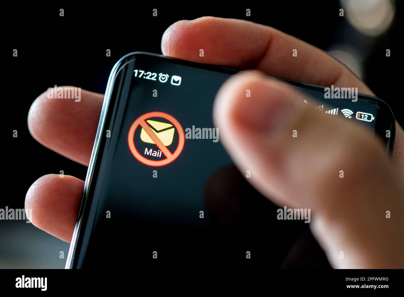 icona dell'e-mail bloccata su una schermata nera dello smartphone. Il concetto di divieto dei servizi di posta elettronica. tutta la grafica è composta Foto Stock