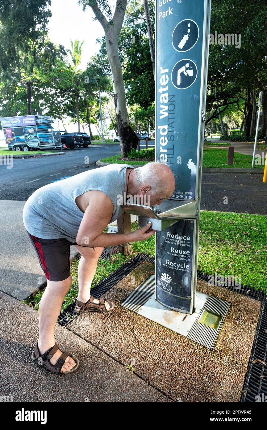 Maschio caucasico maturo che beve da una fontana pubblica, Palm Cove, far North Queensland, FNQ, QLD, Australia Foto Stock
