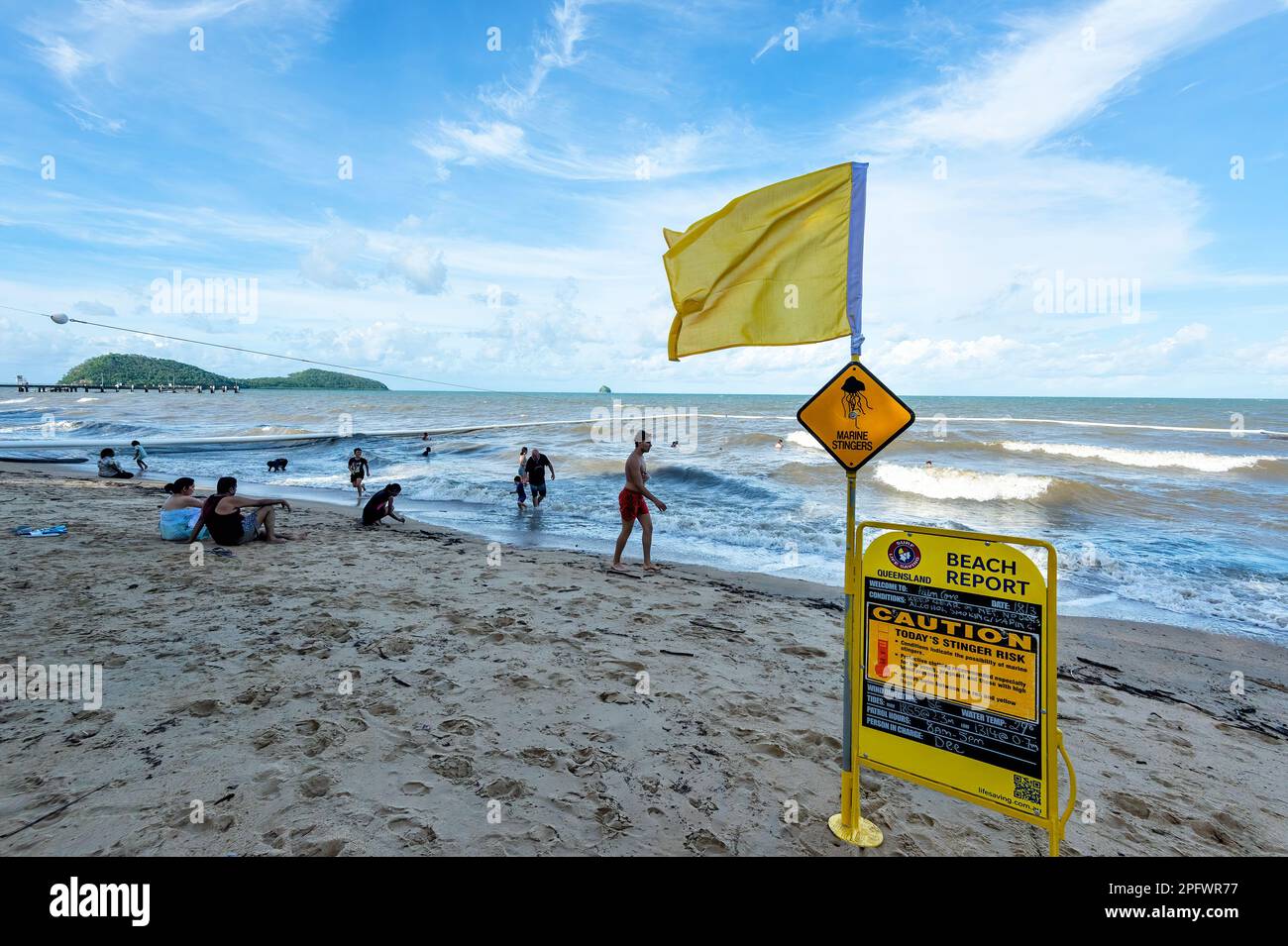 Persone che nuotano all'interno di una rete di sicurezza a Palm Cove Beach, Cairns Northern Beaches, far North Queensland, FNQ, QLD, Australia Foto Stock