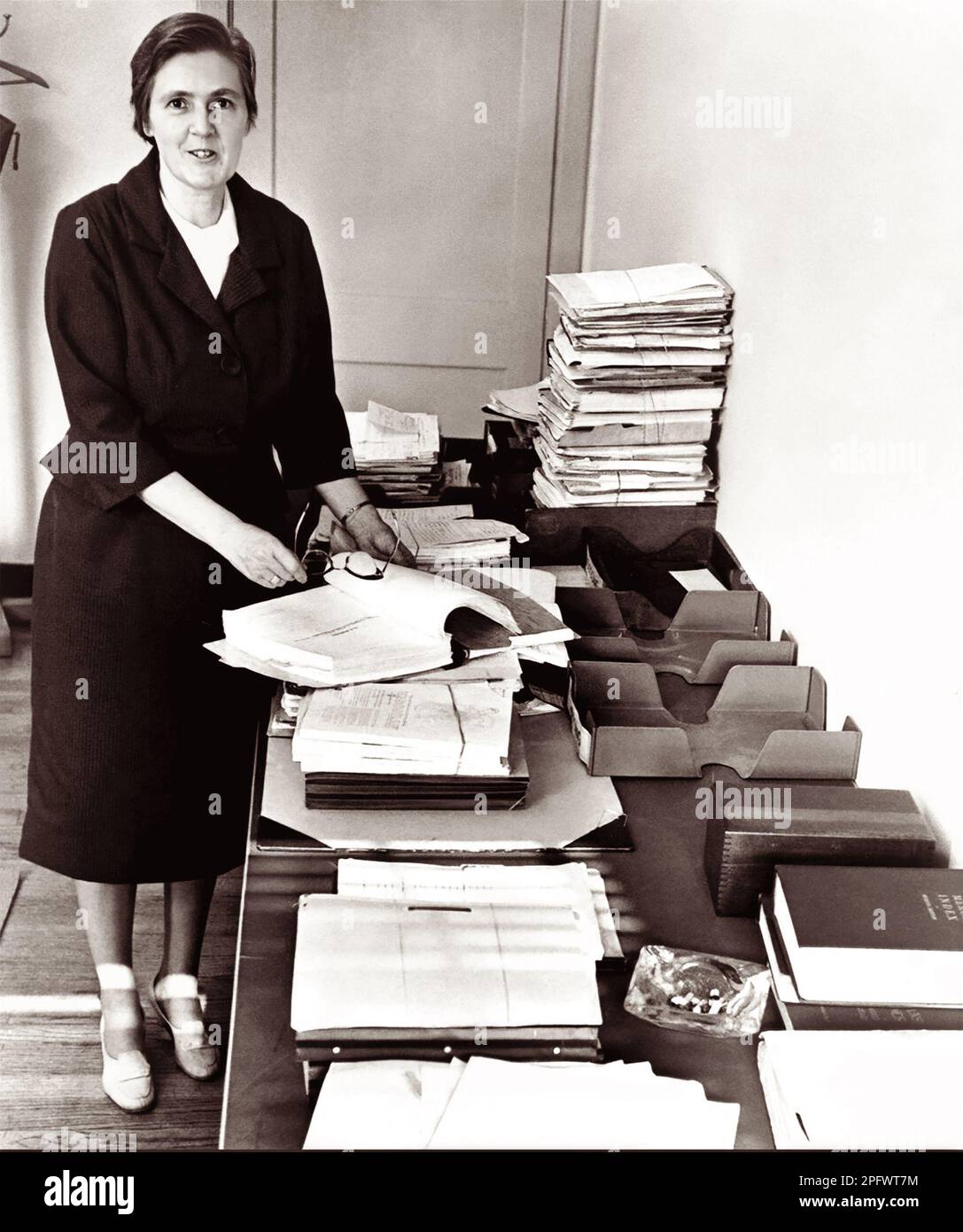 Il Dott. Frances Oldham Kelsey (1914-2015), un farmacologo, un medico e un revisore della droga della FDA che ha rifiutato di autorizzare il Kevadon (talidomide) di Richardson-Merrell e così ha salvato i numeri untold dei bambini americani dai difetti di nascita serii, come essere sopportato senza armatura o senza gamba. Kelsey è stata insignita del President's Award for Distinguished Federal Civilian Service da John F. Kennedy nel 1962. Foto Stock