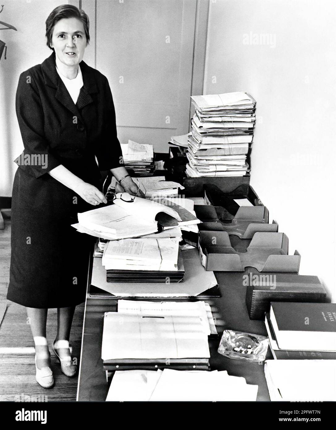 Il Dott. Frances Oldham Kelsey (1914-2015), un farmacologo, un medico e un revisore della droga della FDA che ha rifiutato di autorizzare il Kevadon (talidomide) di Richardson-Merrell e così ha salvato i numeri untold dei bambini americani dai difetti di nascita serii, come essere sopportato senza armatura o senza gamba. Kelsey è stata insignita del President's Award for Distinguished Federal Civilian Service da John F. Kennedy nel 1962. Foto Stock