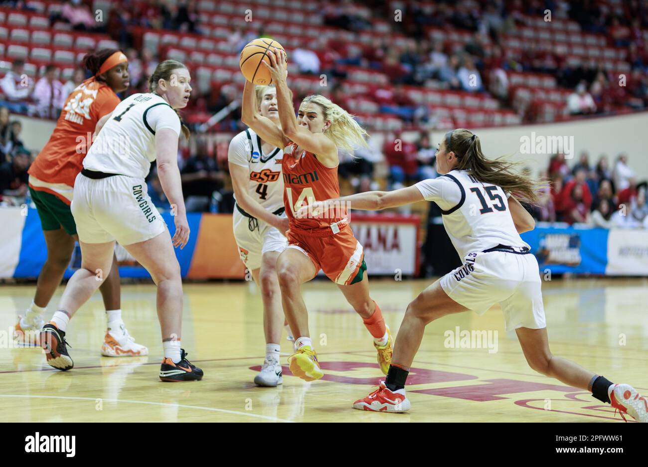 Bloomington, Stati Uniti. 18th Mar, 2023. La guardia dei Miami Hurricanes Haley Cavinder (14) gioca contro le Oklahoma state Cowgirls Guard Lexy Keys (15) durante una partita di torneo di basket NCAA womenís nella Simon Skjodt Assembly Hall. Miami batte l'Oklahoma state 62-61. (Foto di Jeremy Hogan/SOPA Images/Sipa USA) Credit: Sipa USA/Alamy Live News Foto Stock