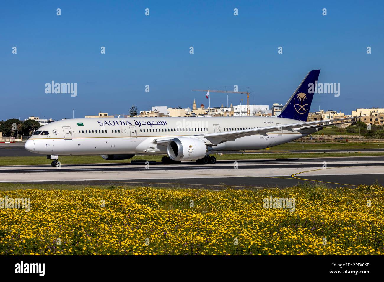 Saudia Saudi Arabian Airlines Boeing 787-9 Dreamliner (Reg.: HZ-AR23) in partenza da Malta dopo aver effettuato un atterraggio di emergenza circa 3 ore prima. Foto Stock