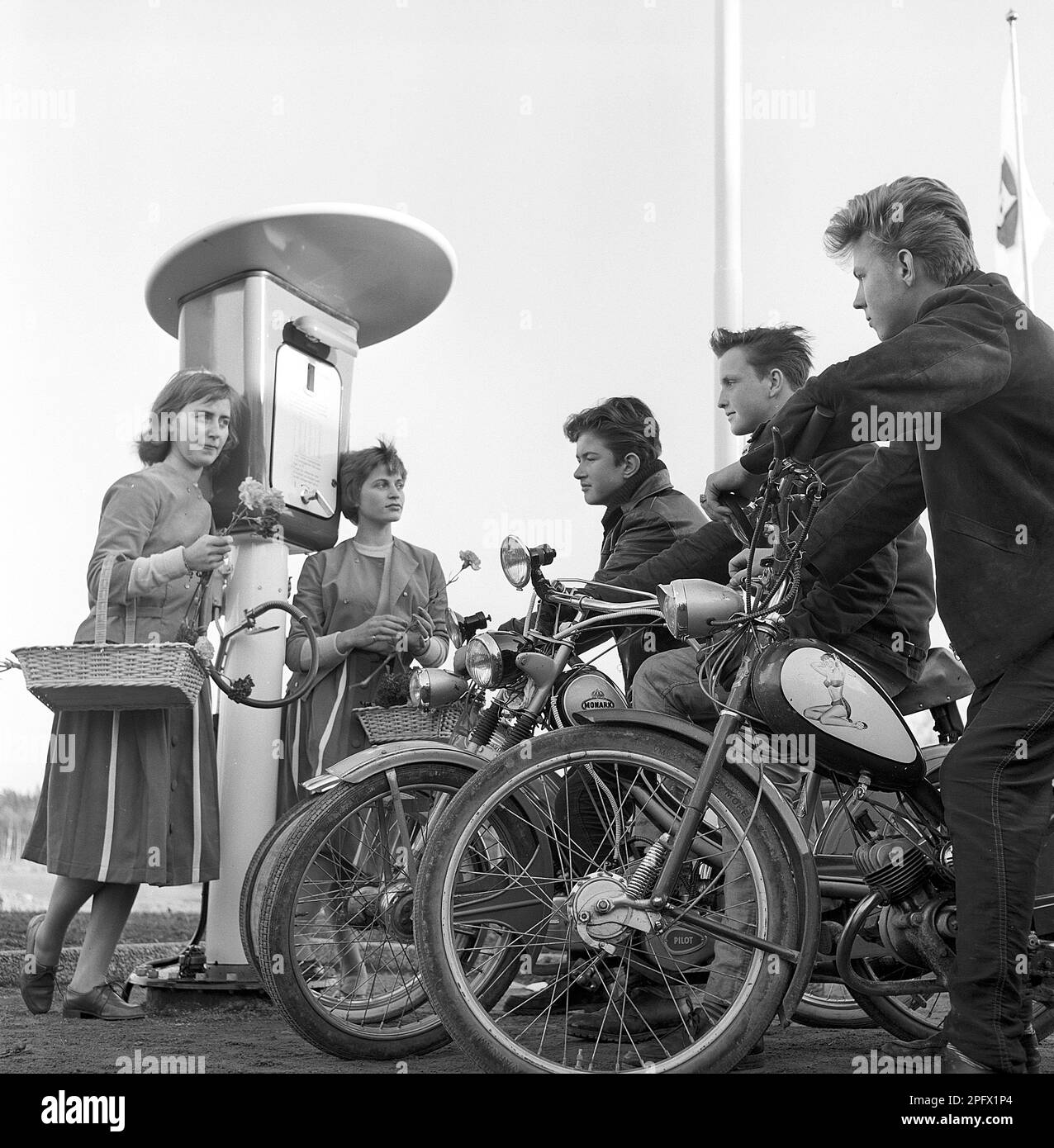 Adolescenti degli anni '1950s. Tre ragazzi adolescenti alla stazione di servizio che viene aperta per la prima volta. I primi clienti sono accolti con fiori. Svezia 13 aprile 1958. Rif. Conard 3864 Foto Stock