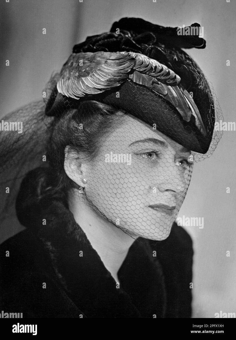 Cappello di moda negli anni '1940s. Una giovane donna che indossa il cappello alla moda dell'anno. Svezia 1942 Kristoffersson Foto Stock