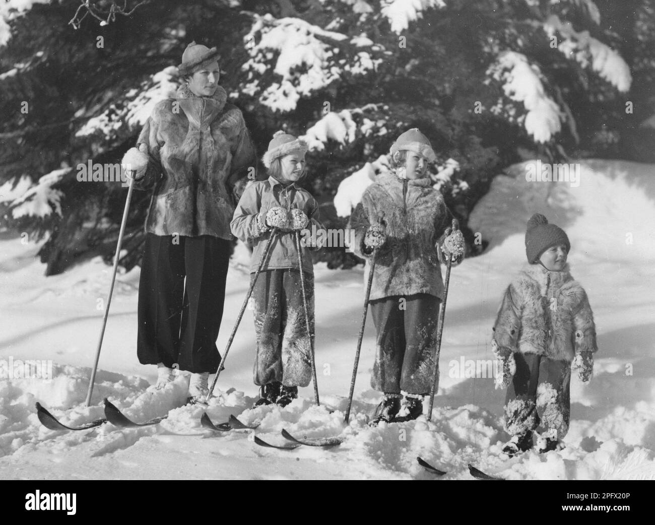 Märtha di Norvegia, 1901-1954, principessa svedese e principessa della Corona di Norvegia, sposò nel 1929 con il principe ereditario Olav successivamente re Olav V di Norvegia. Qui con le figlie Ragnhild e Astrid e il principe ereditario Harald in una giornata invernale alla fine degli anni '1930s. Foto Stock