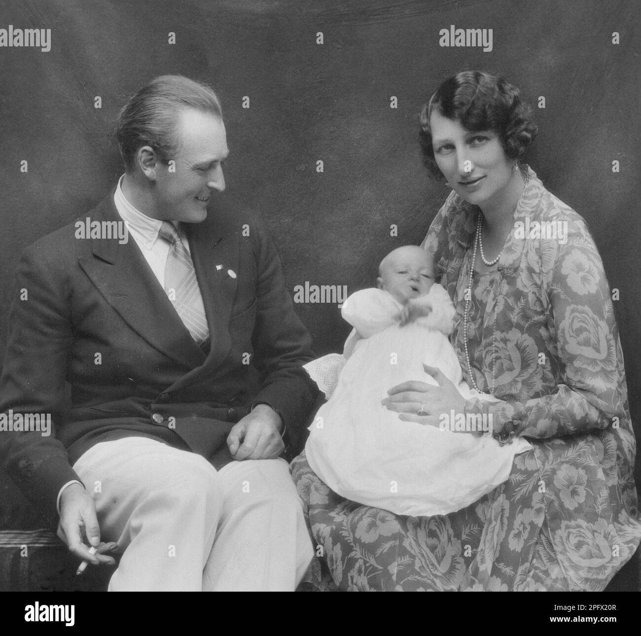 Märtha di Norvegia, 1901-1954, principessa svedese e principessa della Corona di Norvegia, sposò nel 1929 il cugino principe ereditario Olav, successivamente re Olav V di Norvegia. Qui con suo marito e la loro figlia maggiore Principessa Ragnhild nel 1930 Foto Stock