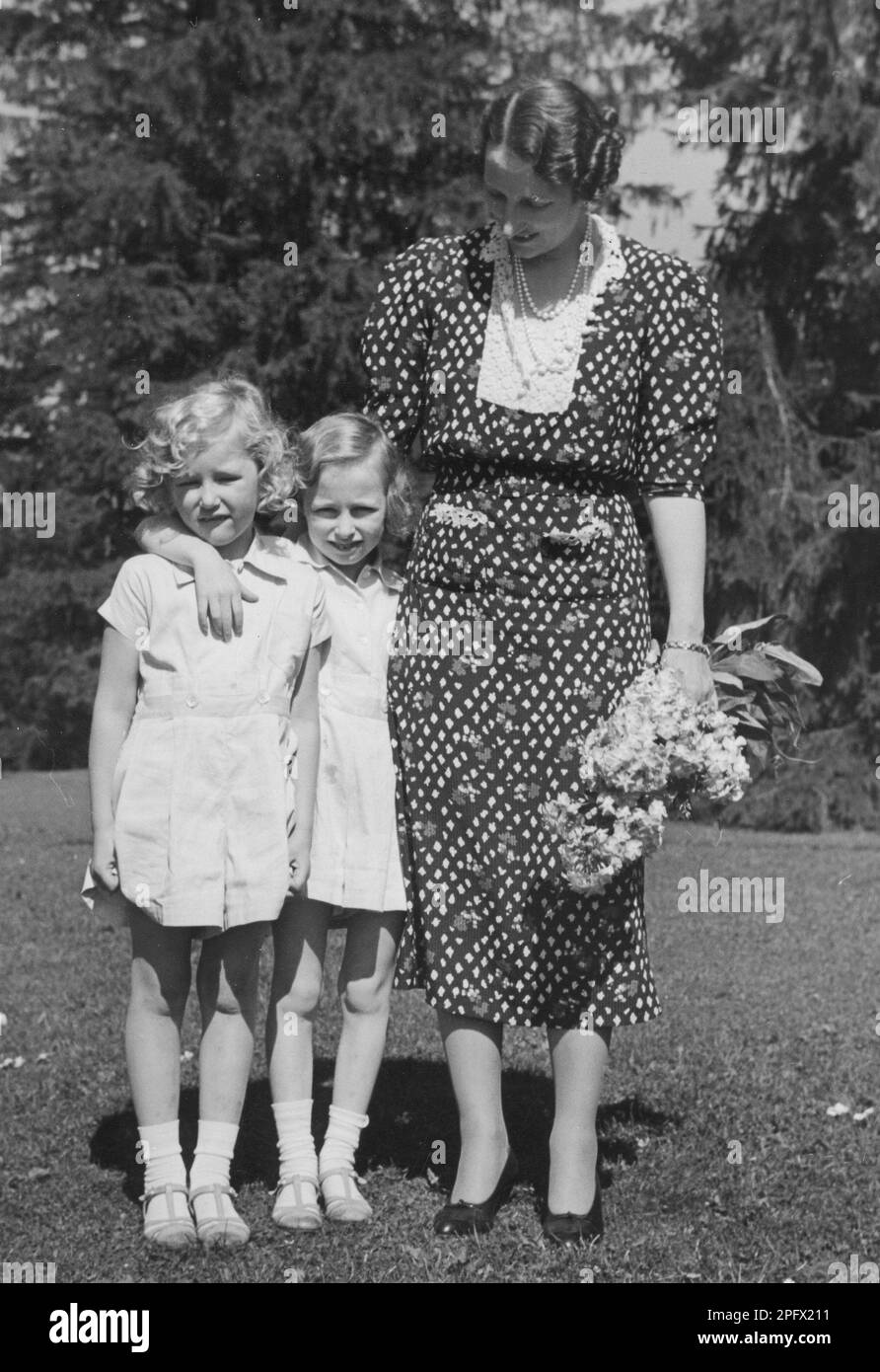 Märtha di Norvegia, 1901-1954, principessa svedese e principessa della Corona di Norvegia, sposò nel 1929 con il principe ereditario Olav successivamente re Olav V di Norvegia. Qui con le sue figlie Ragnhild e Astrid in una giornata estiva nel 1935 Foto Stock