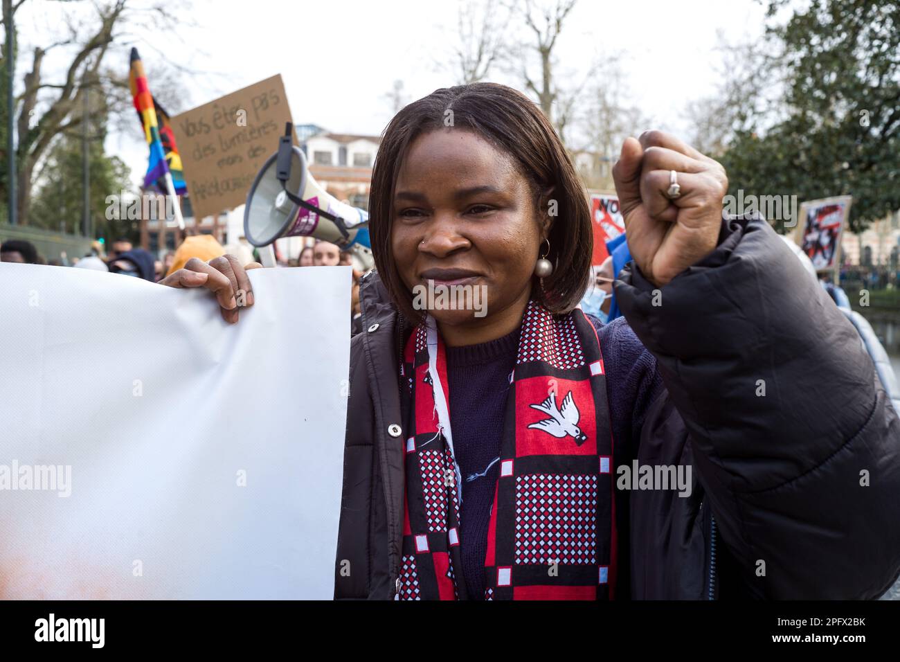 Marie-Reine, vittima della violenza della polizia. #SupportMarieReine. Marcia contro la violenza di Stato e il razzismo sistemico. Quest'anno la rete di mutua assistenza alla verità e alla giustizia, composta da famiglie di vittime uccise dalla polizia e dalla gendarmeria, famiglie che hanno perso una persona cara uccisa in prigione o a seguito di sparizioni forzate, e le persone ferite e mutilate dalle forze dell'ordine, sta guidando l'organizzazione di questo giorno con femministi, antirazzisti, antifascisti, anticolonialisti, esiliati, non documentato, e altri gruppi che combattono contro la violenza di stato e la criminalità. Verità, giustizia e riparazioni f Foto Stock