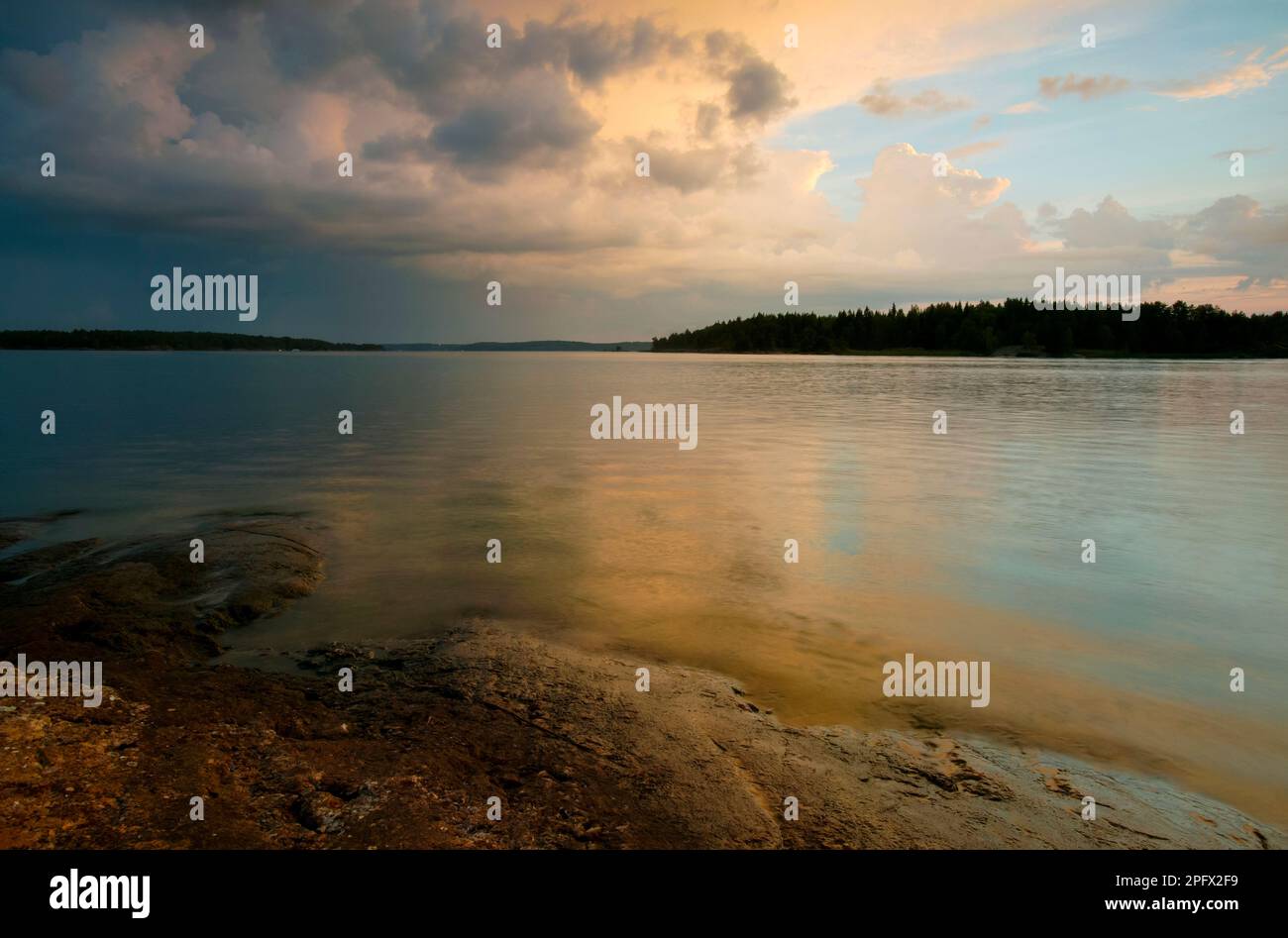 Le nuvole scure e drammatiche si avvicinano a Storefjorden nel lago Vansjø a Østfold, Norvegia, Scandinavia. Foto Stock