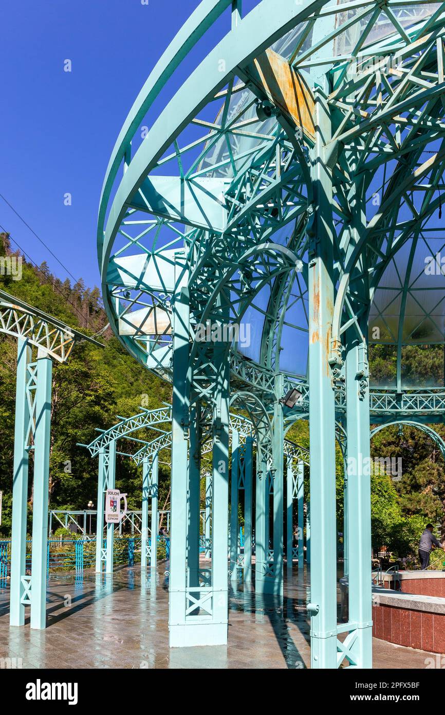Borjomi, Georgia, 08.06.2021. Padiglione in vetro verde sopra le sorgenti termali di acqua minerale nel Borjomi Central Park, località termale in Georgia. Foto Stock