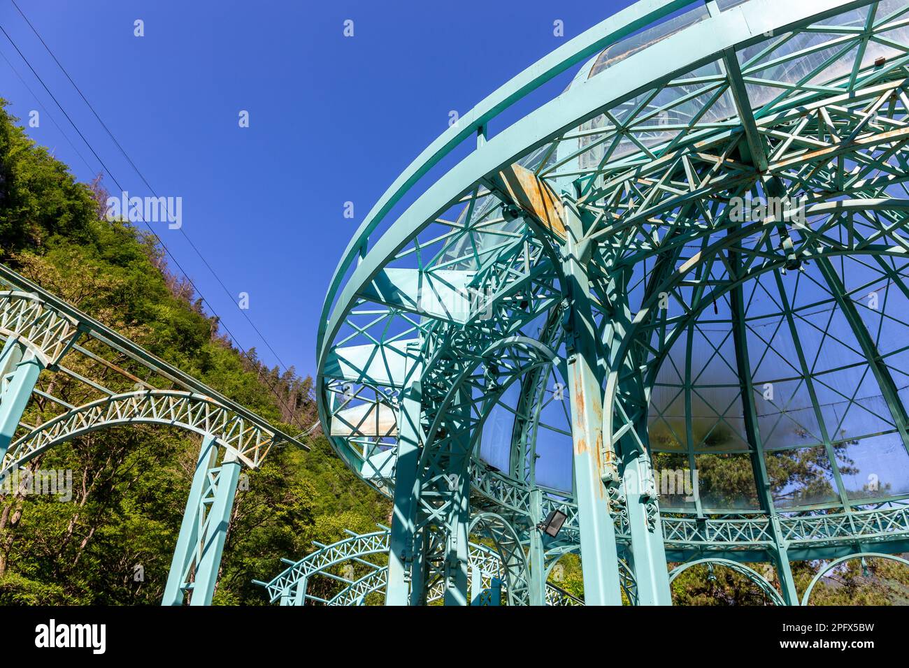 Padiglione in vetro verde con cupola sopra le sorgenti termali di acqua minerale nel Parco Centrale di Borjomi, località termale in Georgia, montagne del Caucaso. Foto Stock