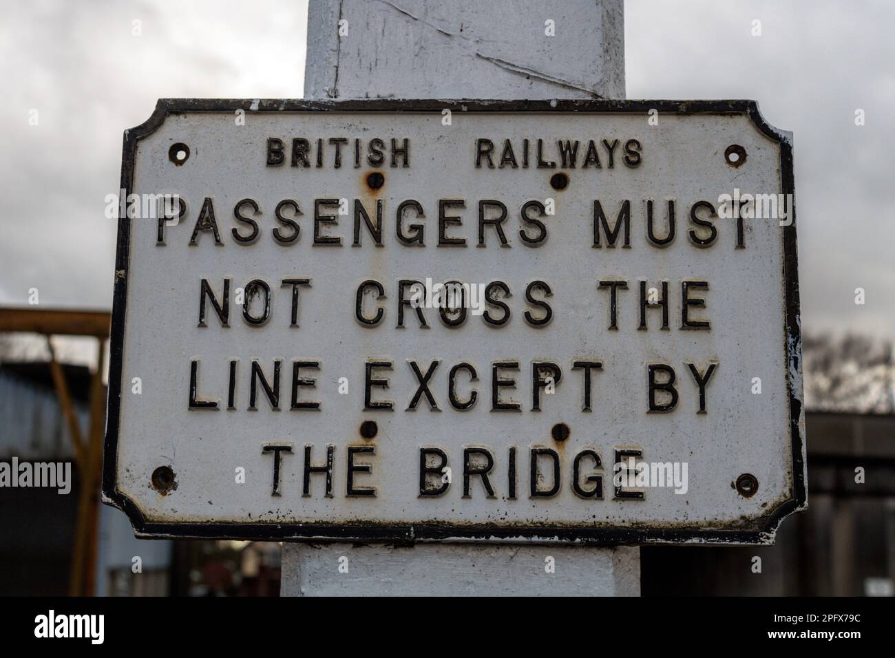 I passeggeri non devono attraversare il cartello della linea. Bury Bolton Street, East Lancs Railway. Foto Stock
