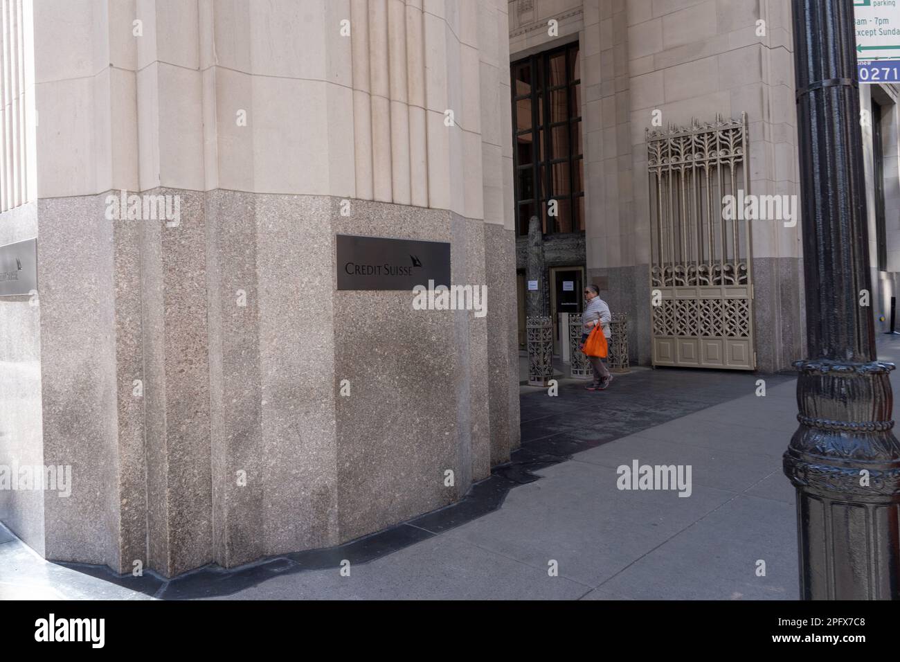 New York, Stati Uniti. 18th Mar, 2023. La gente cammina accanto all'edificio che ospita gli uffici della banca Credit Suisse su Park Avenue South a Midtown Manhattan a New York City. UBS si avvicina all'acquisizione del Credit Suisse in un contesto di sforzi volti a stabilizzare il settore bancario. (Foto di Ron Adar/SOPA Images/Sipa USA) Credit: Sipa USA/Alamy Live News Foto Stock