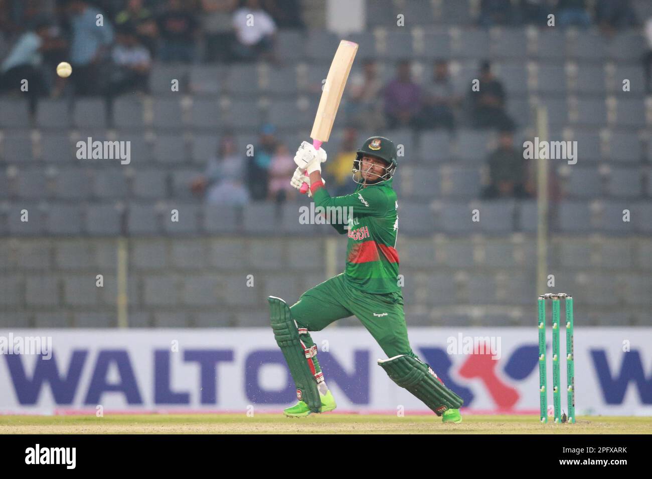 Nasum Ahmed si schiaccia durante la partita ODI 1st del Bangladesh-Irlanda al Sylhet International Cricket Stadium, Lakkarura, Sylhet, Bangladesh. Foto Stock