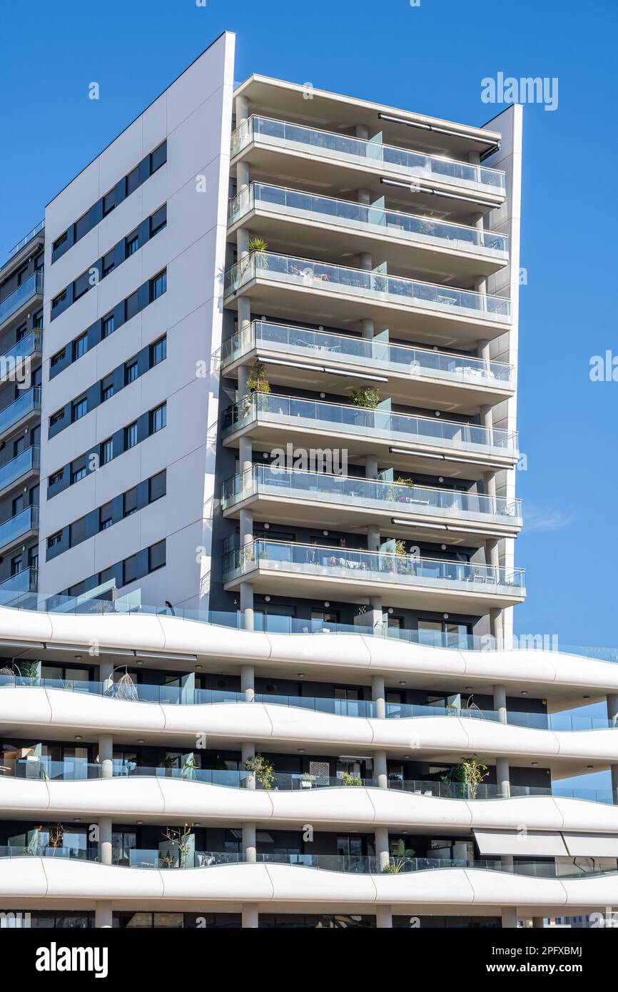 Alto e moderno edificio di appartamenti visto a Badalona, Spagna Foto Stock