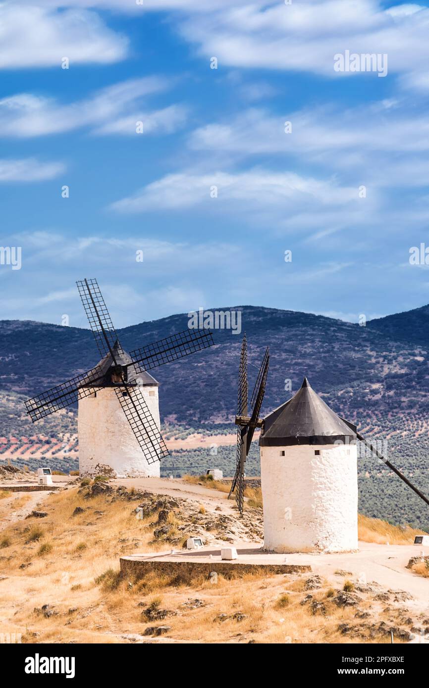 Due mulini a vento sulla collina a Consuegra, Spagna Foto Stock
