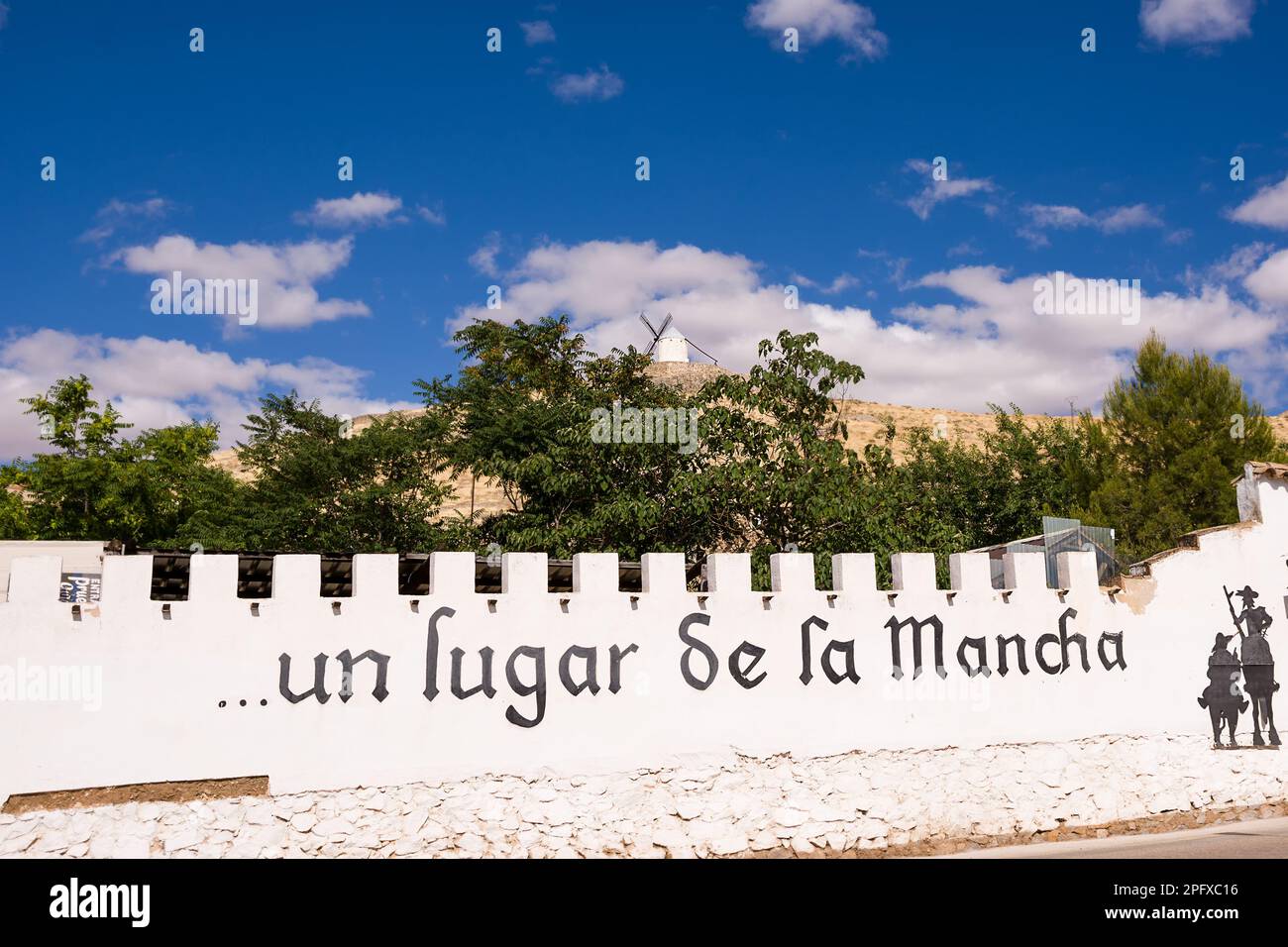 Parete bianca con l'iscrizione 'un lugar de la Mancha' (traduzione: Un luogo a la Mancha) citazione di Don Chisciotte di Cervantes Foto Stock