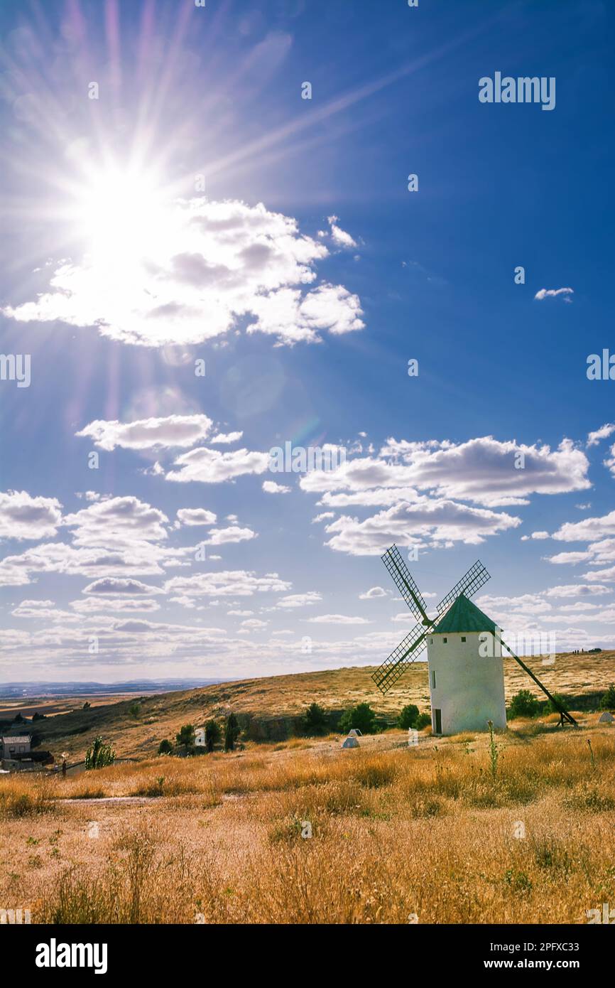 Antico mulino a vento nel campo di campo de Criptana, Spagna, definito nel Don Chisciotte di Cervantes 'i Giganti', e il sole con i suoi raggi Foto Stock
