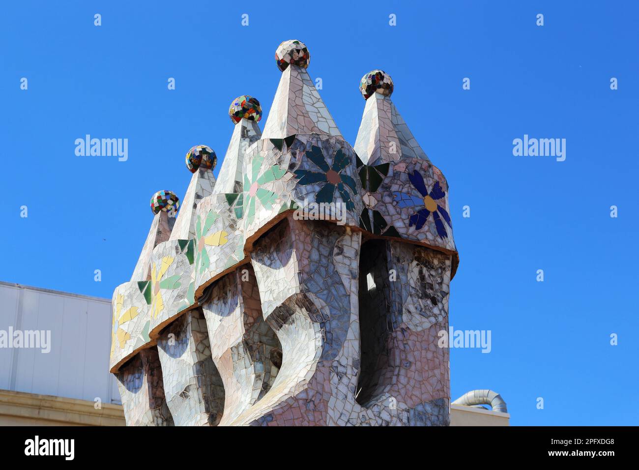 BARCELLONA, SPAGNA - 12 MAGGIO 2017: Sono camini colorati con piastrelle di ceramica dei lavori di Gaudì sul tetto della casa di Battlo. Foto Stock