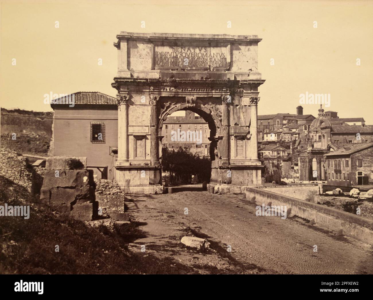 Arco di Tito c1854 di James Anderson. Vintage in bianco e nero o seppia Fotografia dell'Arco Romano ot Tito c81AD sulla Via Sacra Roma Italia. Foto Stock