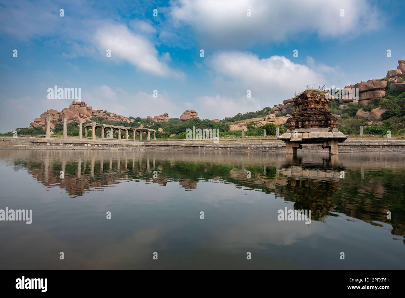 Pushkarani, un lago sacro, sulla strada per Vijaya Vitthala Tempio a Hampi. Hampi, la capitale dell'Impero Vijayanagar, è un sito patrimonio dell'umanità dell'UNESCO. Foto Stock