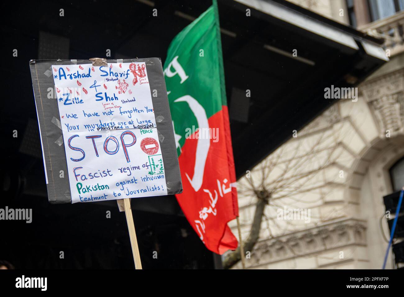 Tifosi del deposto pakistano PM Imran Khan fase una dimostrazione fuori Downing Street. Foto Stock