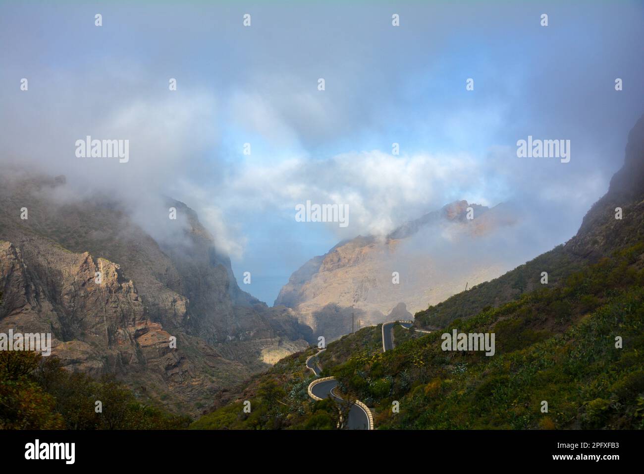 Teno montagne e la strada a serpentina a Masca sulle Canarie di Tenerife, Spagna, Europa Foto Stock