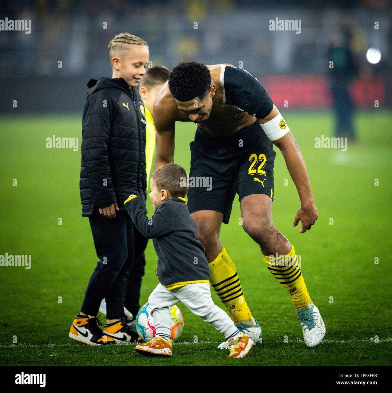 Dortmund, Germania. 18th Mar, 2023. Jude Bellingham (BVB) spielt mit dem Sohn von Raphael Guerreiro (BVB) fangen Borussia Dortmund - 1. FC Köln 18,03. Foto Stock