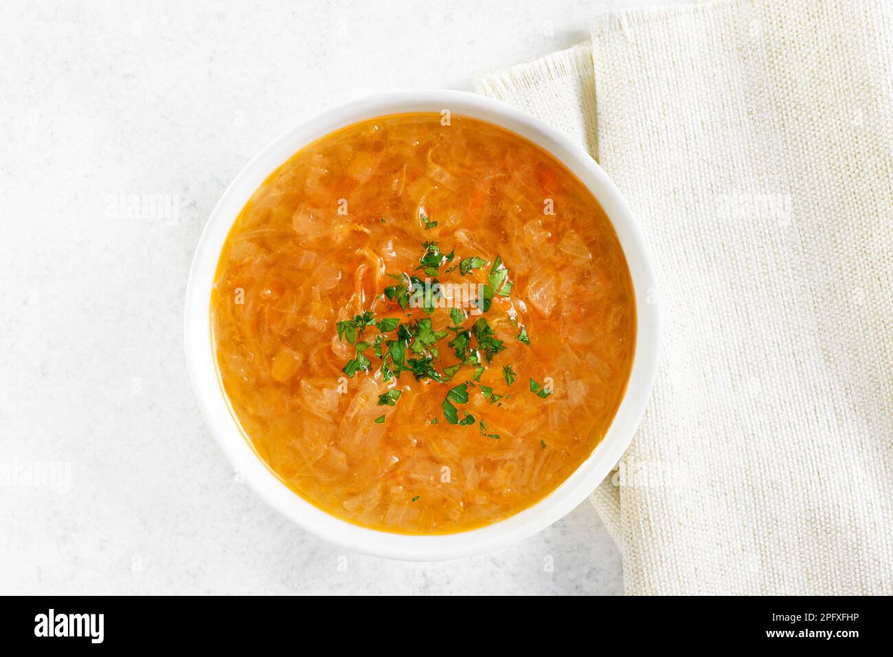 Zuppa di cavolo (crauti) o kislye shchi in ciotola su sfondo di pietra bianca. Vista dall'alto, piatto Foto Stock