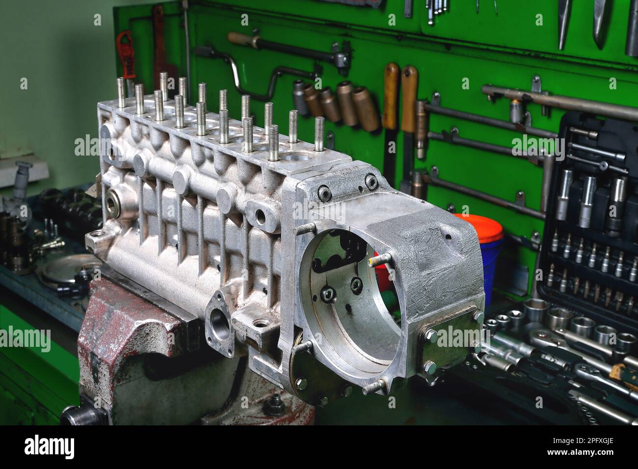 riparazione della pompa di alimentazione per auto, alloggiamento della pompa di alimentazione per camion sul banco di lavoro in servizio, attrezzi di riparazione e banco di lavoro in officina, assistenza per camion, primo piano, focus selettivo Foto Stock