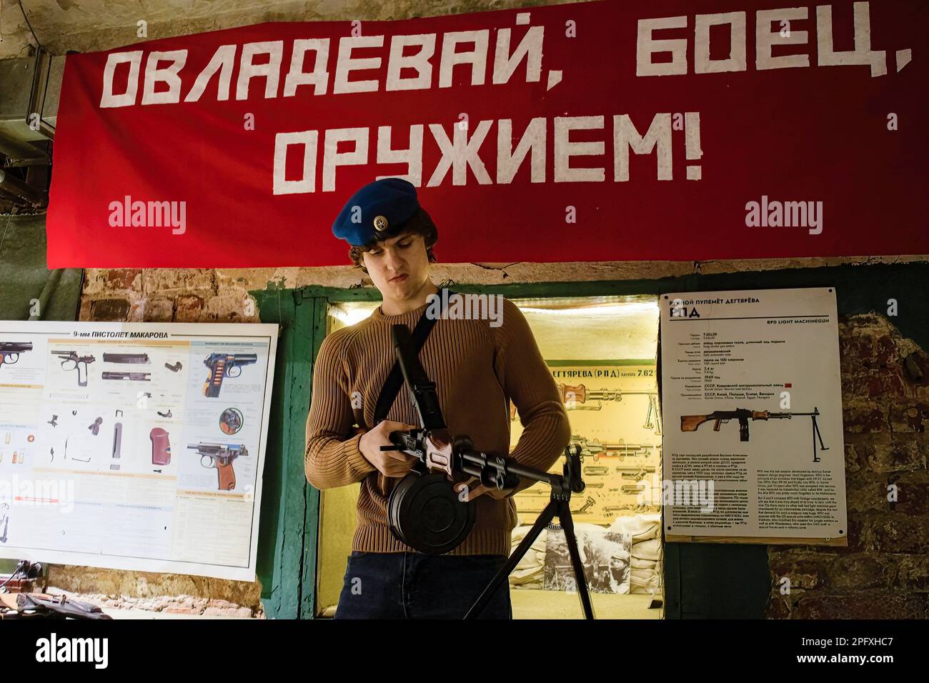 Mosca, Russia. 18th Mar, 2023. Un adolescente esamina la mitragliatrice RPD, sviluppata in Unione Sovietica da Vasily Dettyaryov per la cartuccia intermedia 7,62?39mm M43, presso il museo interattivo Guns Dungeon di Mosca. Credit: SOPA Images Limited/Alamy Live News Foto Stock