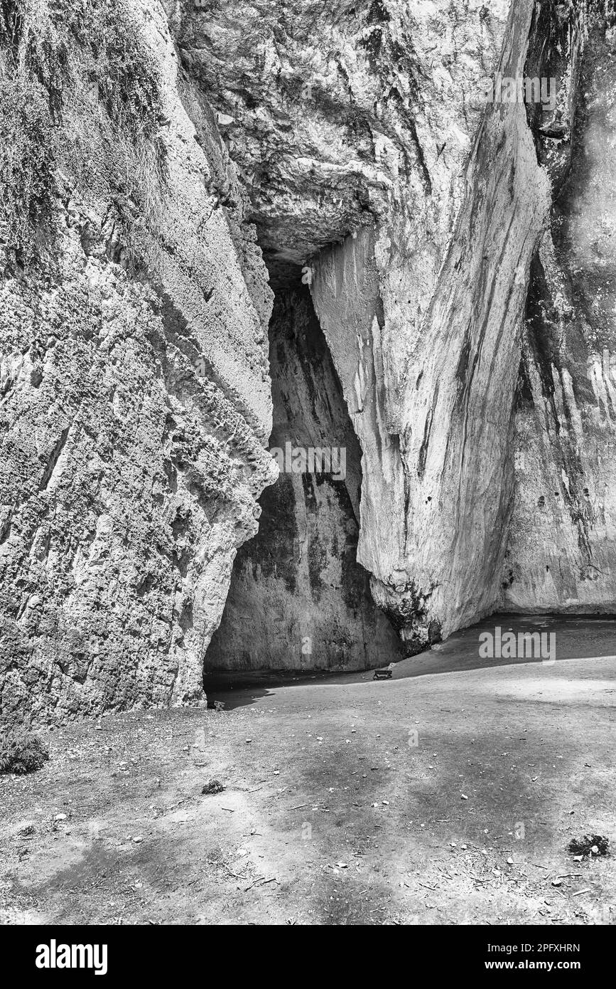 Ingresso della grotta del Cordari, punto panoramico nel Parco Archeologico di Neapolis, Siracusa, Sicilia, Italia Foto Stock