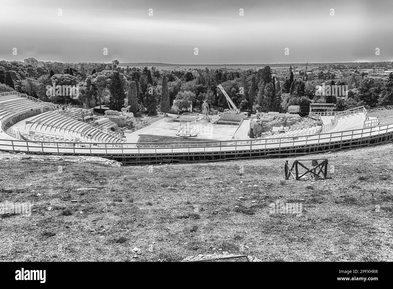 Vista del teatro greco di Siracusa, punto di riferimento iconico nel parco archeologico di Siracusa, Sicilia, Italia Foto Stock