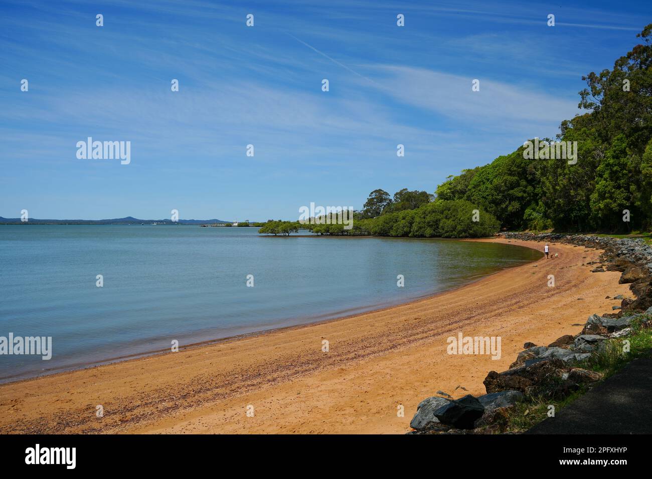 Spiaggia adiacente al percorso Jack Gordon a Redland Bay Foto Stock