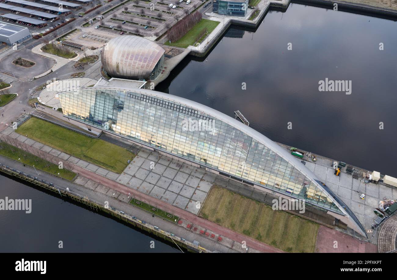 Glasgow Science Centre e Torre sul fiume Clyde vista aerea Foto Stock
