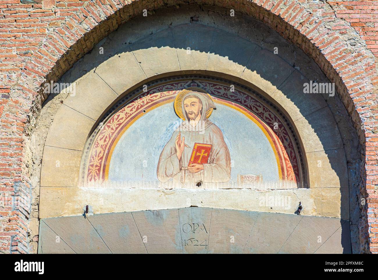 Facciata a mosaico della chiesa di San Francesco a San Miniato, provincia di Pisa, regione Toscana, Italia - originariamente costruita agli inizi del '13th Foto Stock