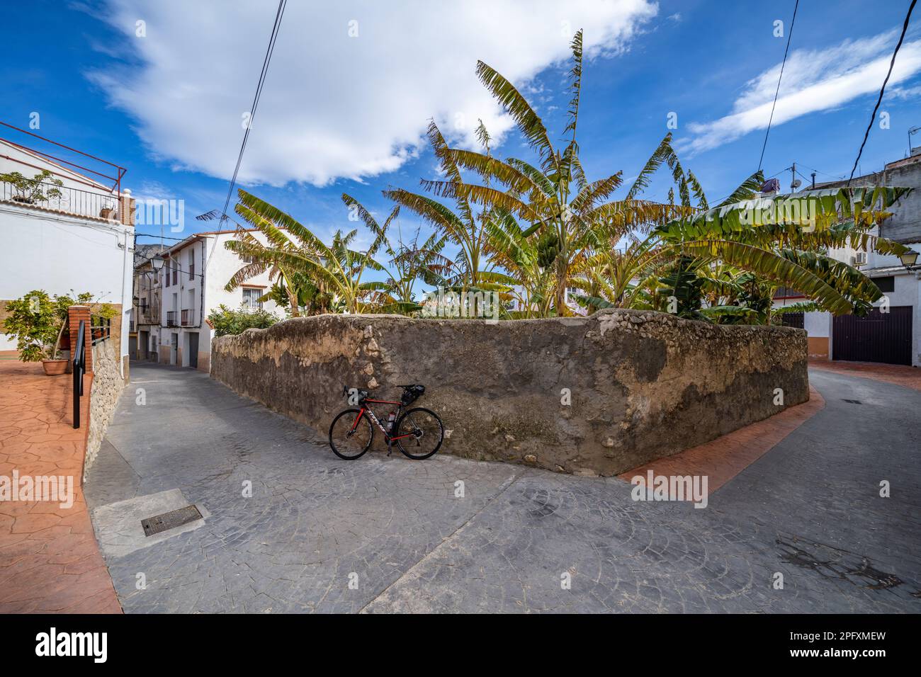 Pedalando attraverso il villaggio di Beniarda, Alicante, Spagna Foto Stock