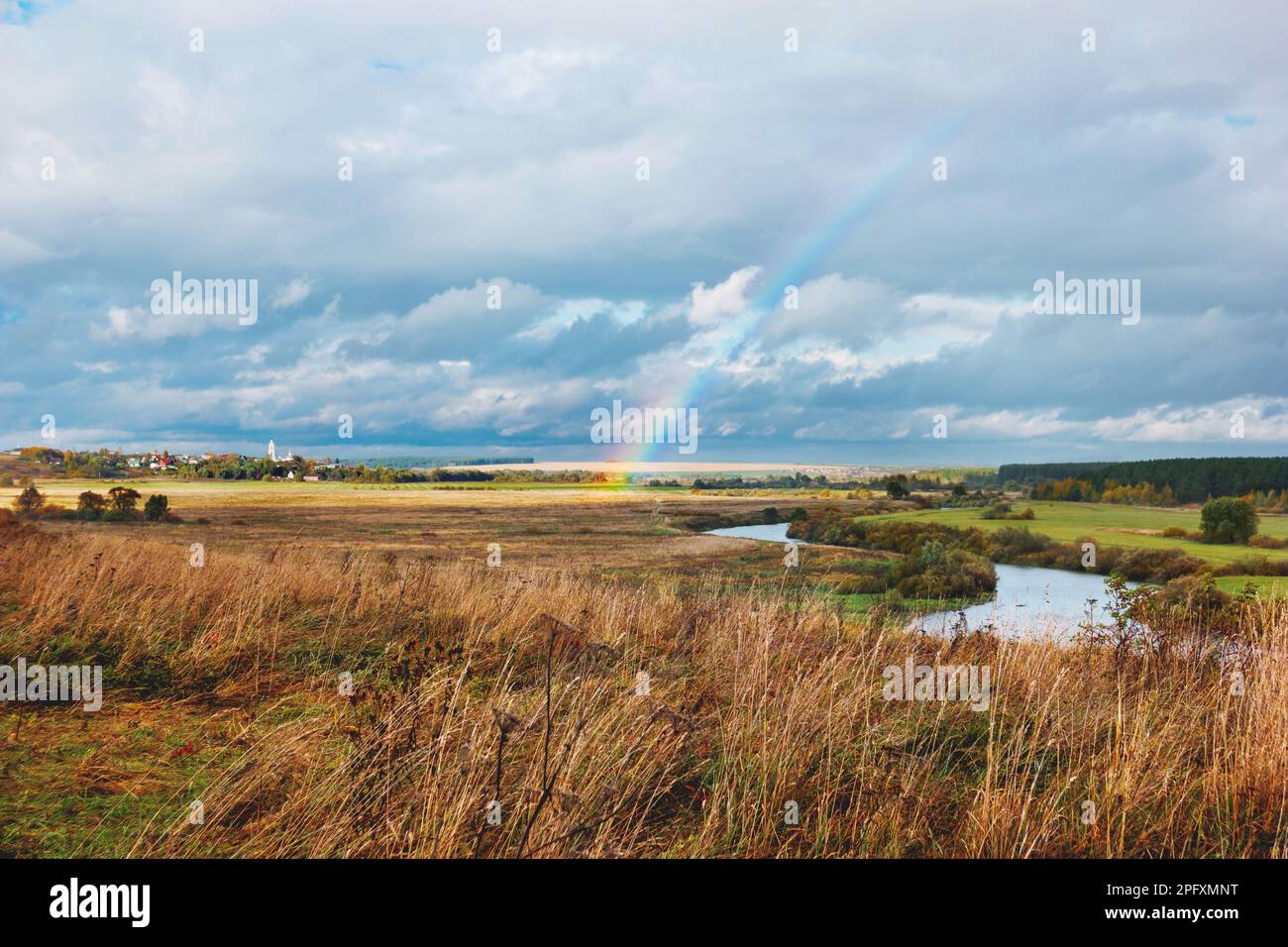 Arcobaleno sul campo e sul fiume Nerli, regione di Vladimir, Russia. Bellissimo paesaggio autunnale in giorno di sole dopo la pioggia. Foto Stock Arcobaleno sul campo e sul fiume Nerli, regione di Vladimir, Russia. Bellissimo paesaggio autunnale in giorno di sole dopo la pioggia. Foto Stock