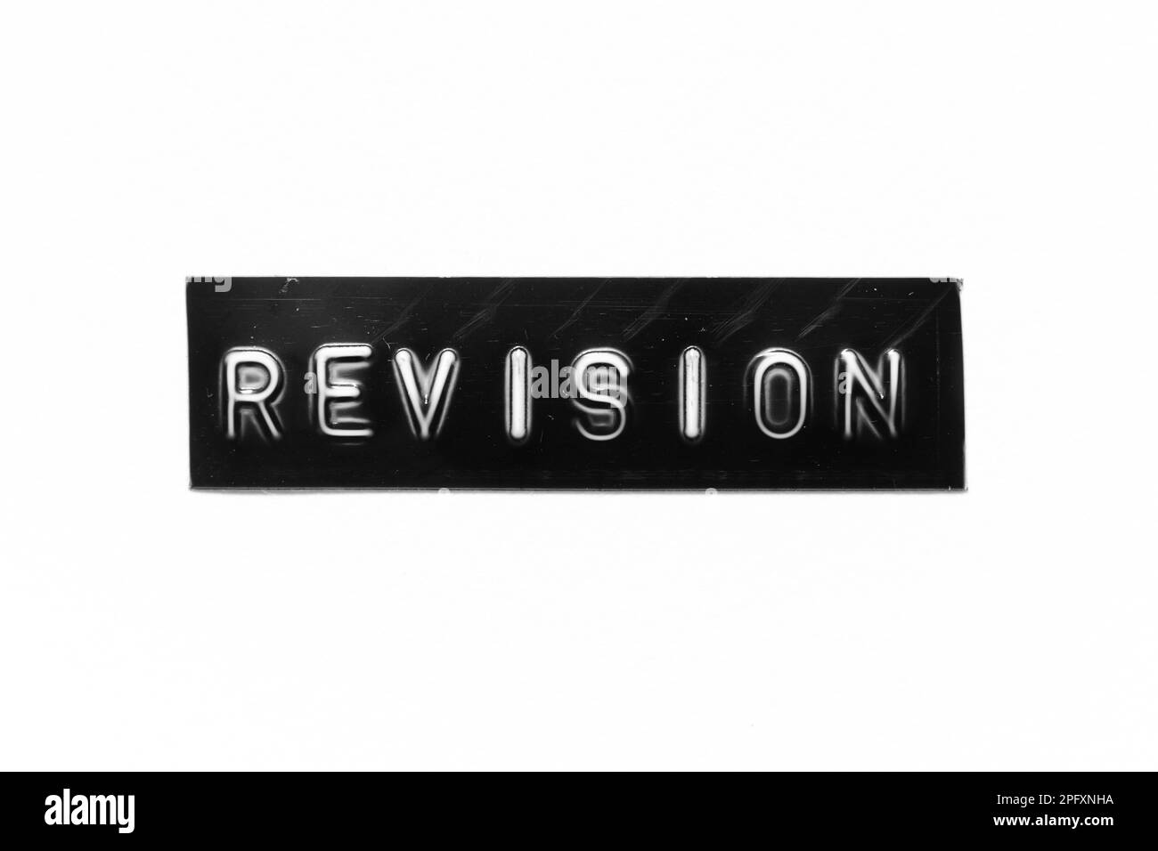 Banner nero con lettera in rilievo con revisione parola su sfondo bianco Foto Stock