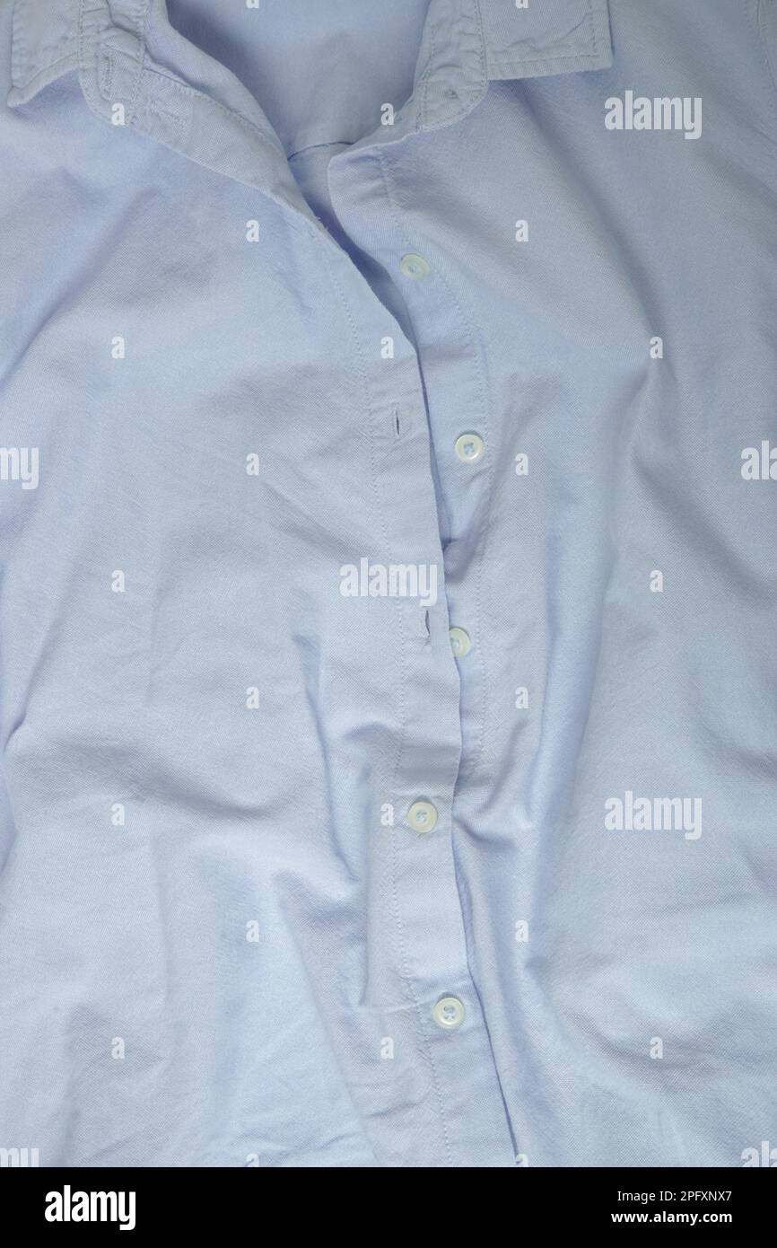 Una classica camicia da donna in cotone blu con bottoni in giù Foto Stock