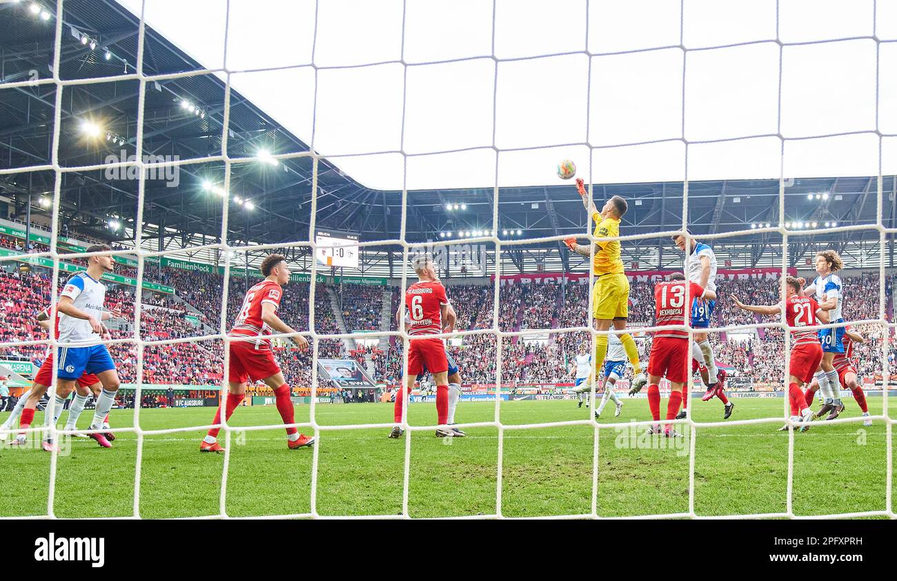 WWK Arena dietro la porta, Rafal GIKIEWICZ, portiere FCA 1 nella partita FC AUGSBURG - FC SCHALKE 04 1-1 1.German Football League il 18 marzo 2023 ad Augusta, Germania. Stagione 2022/2023, giorno 24, 1.Bundesliga, 24.Spieltag © Peter Schatz / Alamy Live News - LE NORMATIVE DFL VIETANO QUALSIASI USO DI FOTOGRAFIE come SEQUENZE DI IMMAGINI e/o QUASI-VIDEO - Foto Stock