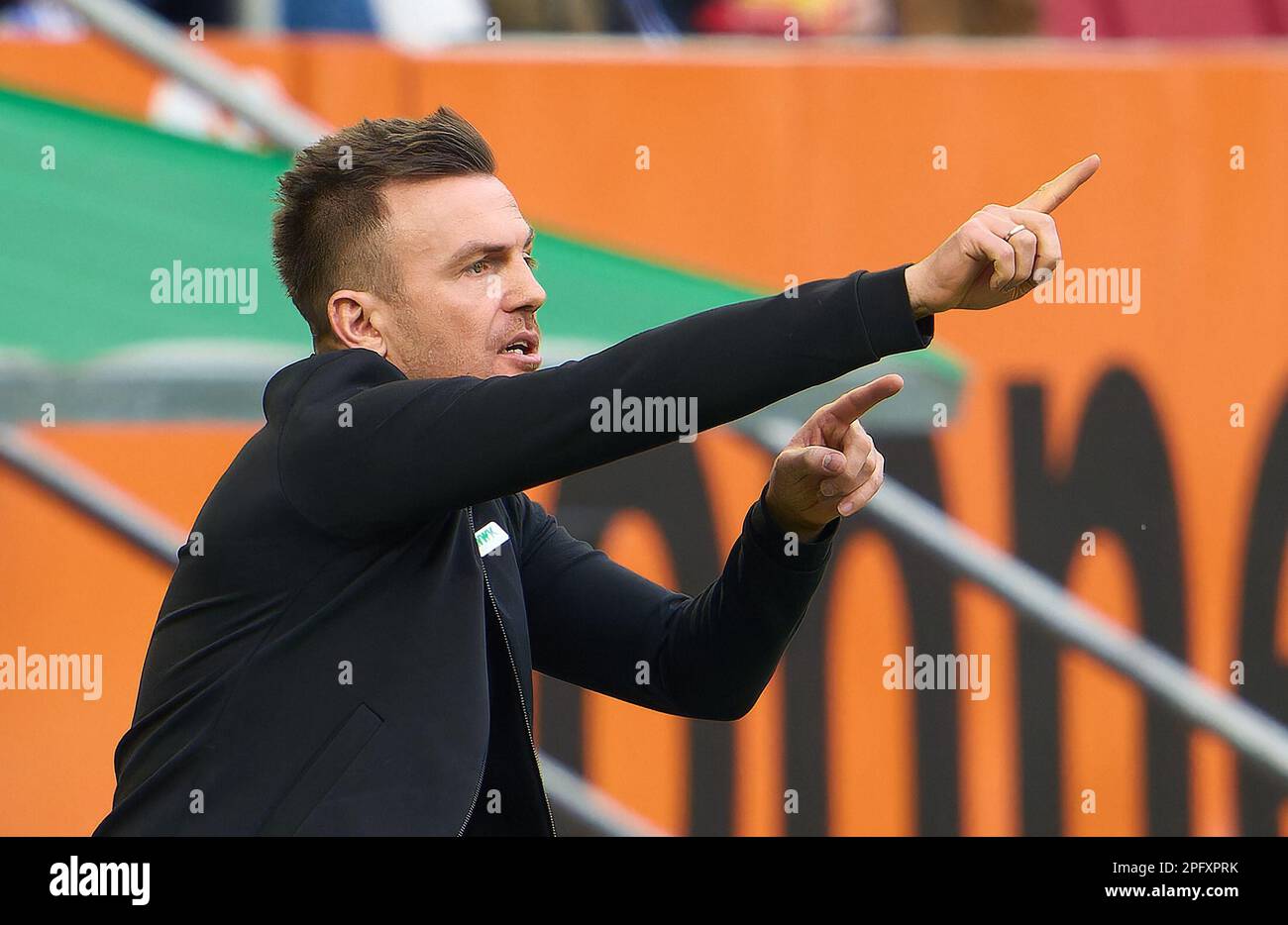 Enrico Maassen, allenatore della FCA, team manager, nella partita FC AUGSBURG - FC SCHALKE 04 1-1 1.German Football League il 18 marzo 2023 ad Augusta, Germania. Stagione 2022/2023, giorno 24, 1.Bundesliga, 24.Spieltag © Peter Schatz / Alamy Live News - LE NORMATIVE DFL VIETANO QUALSIASI USO DI FOTOGRAFIE come SEQUENZE DI IMMAGINI e/o QUASI-VIDEO - Foto Stock