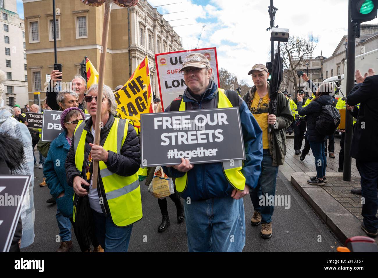 Londra/Regno Unito 18 MARZO 2023. I manifestanti marciano attraverso il centro di Londra chiedendo la fine della proposta Ultra Low Emission zone, che porterà molti piloti di auto più vecchie a pagare £12,50 dollari al giorno per guidare nella Greater London. Aubrey Fagon/Live Alamy News. Foto Stock