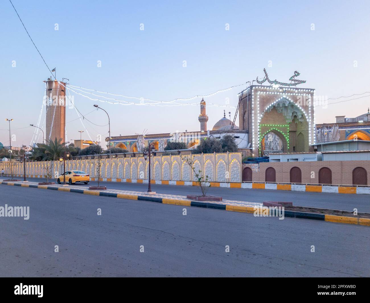 Baghdad, Iraq - 28 febbraio 2023: Vista panoramica completa della Moschea di Abu Hanifa al-Numan, che prende il nome da Imam Abu Hanifa, considerato uno dei Greate Foto Stock